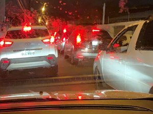 [Vídeo] Mudança em trânsito de rua continua a causar transtornos a motoristas