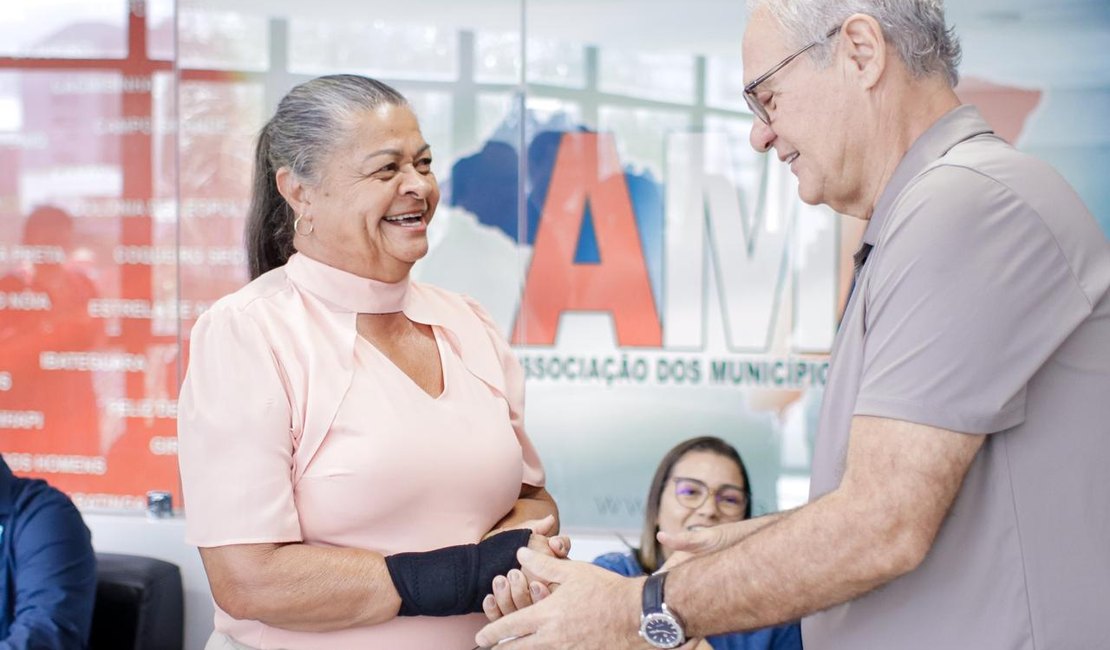 Tia Júlia participa de reuniões na AMA e recebe apoio do senador Renan Calheiros para Palmeira