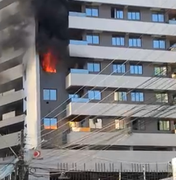 Apartamento pega fogo em edifício na Ponta Verde, em Maceió