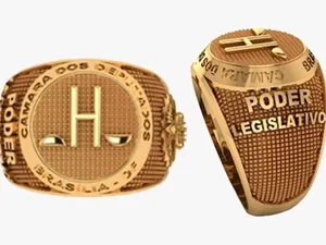 Coordenador da 'bancada da bala', deputado distribui anéis de prata aos colegas