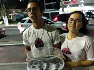 Namorados vendem brigadeiro na orla de Maceió para casar