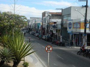 Homens anunciam assalto e roubam sorvetes de farmácia no bairro Planalto