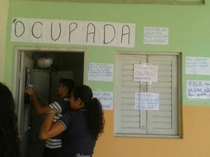 Estudantes da Uneal ocupam sala do DCE depois de dois anos fechada