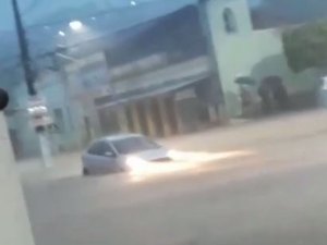 Mulher fica ilhada dentro de carro durante chuvas em São José da Lage 