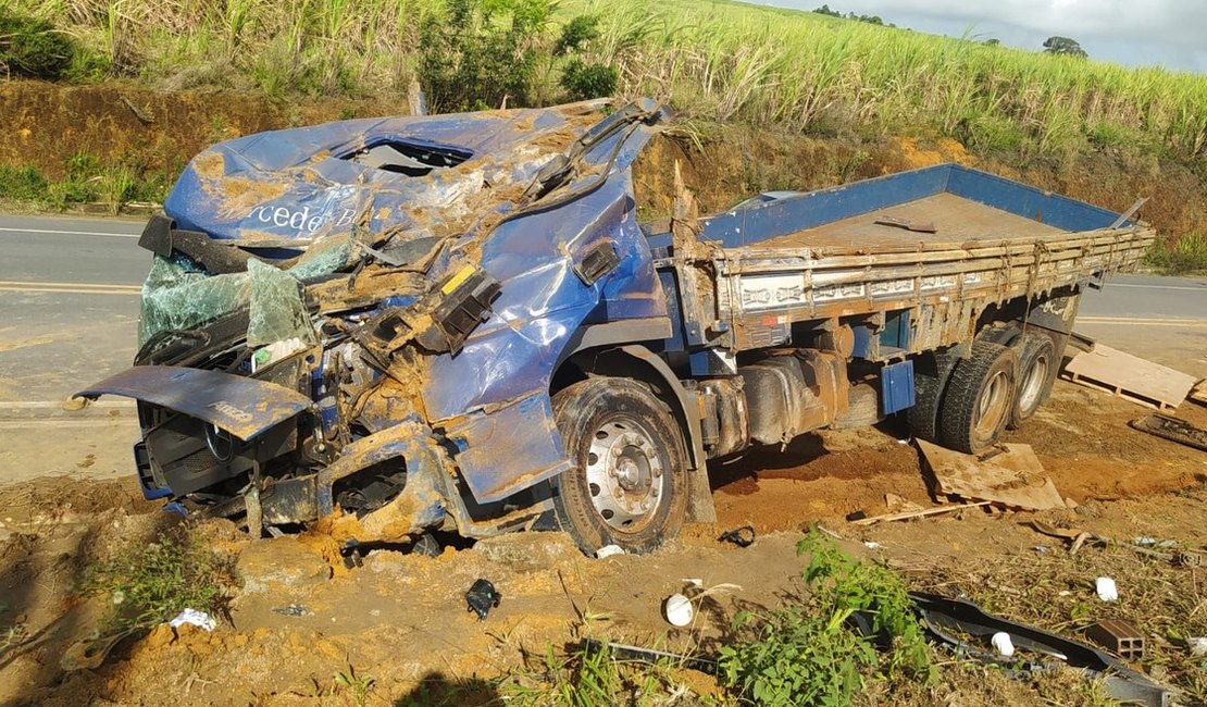Motorista fica ferido em tombamento de caminhão na AL-215