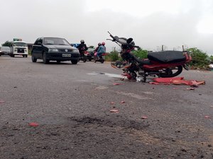 [Vídeo] Acidente entre carro e moto deixa uma pessoa ferida na Baixa Grande em Arapiraca