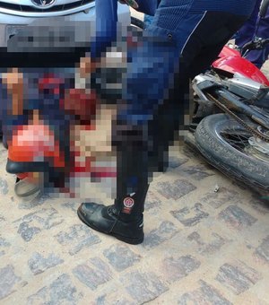 [Vídeo] Motoqueiro fica preso debaixo de carro após colisão em Arapiraca