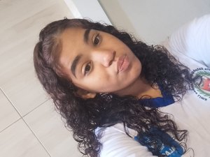 Adolescente de 14 anos desaparece após sair de colégio em Maceió