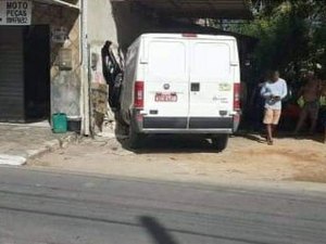 Condutor perde controle e veículo invade oficina em Porto de Pedras