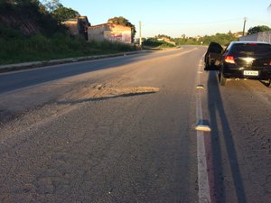 Buraco em via de Arapiraca é causa de acidentes recorrentes