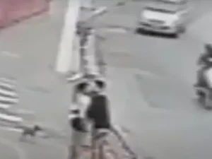 [Vídeo]Homem morre atropelado enquanto beijava a companheira em calçada em SP