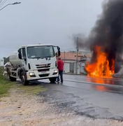 Ambulância da Secretaria de Saúde de Penedo pega fogo em beira de estrada