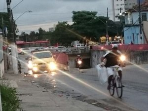 Sem manutenção, cano quebrado desperdiça água há quase 20 dias no Farol
