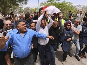 Polícia israelense ataca civis durante funeral de jornalista palestina