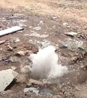 [Vídeo] Moradores ficam sem água devido a canos estourados de ruas sem pavimentação em Arapiraca