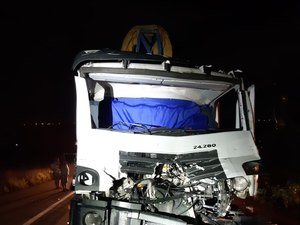 Colisão frontal entre dois caminhões deixa vítimas presas às ferragens em Teotônio Vilela