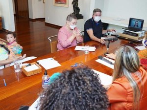 Tereza Nelma entrega manifesto contra a violência política de gênero ao presidente da Câmara