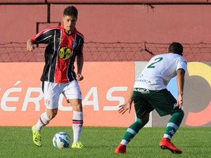 Jogador do Joinville que desmaiou em campo recebe alta após exames