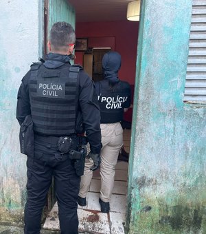 Dupla acusada de tentativa de homicídio é presa em Arapiraca; polícia encontrou drogas no local