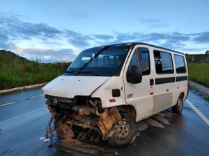 Passageiros são arremessados de van e uma pessoa morre na BR 101