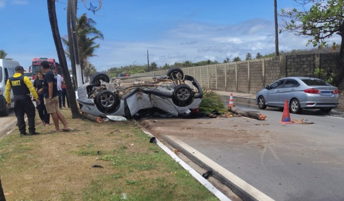 Motorista bate violentamente em coqueiro e capota carro na Av. Assis Chateaubriand, em Maceió