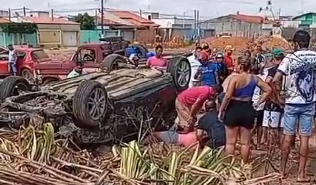 [Vídeo] Homem fica preso às ferragens após grave acidente em São Sebastião