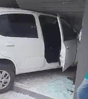 [Vídeo] Ladrões usam carro invadir e arrombar joalheria no Graciliano