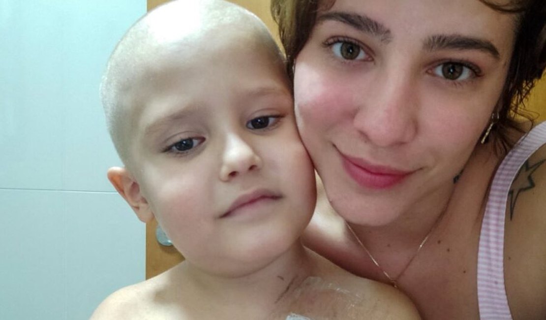 Vídeo mostra mãe raspando cabelo do filho de seis anos diagnosticado com leucemia