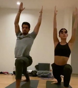 Bruna Marquezine e Enzo Celulari mostram flexibilidade em exercícios