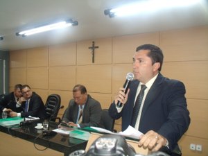 Vereador cobra o pagamento dos motoristas com carros lotados na Prefeitura de Arapiraca