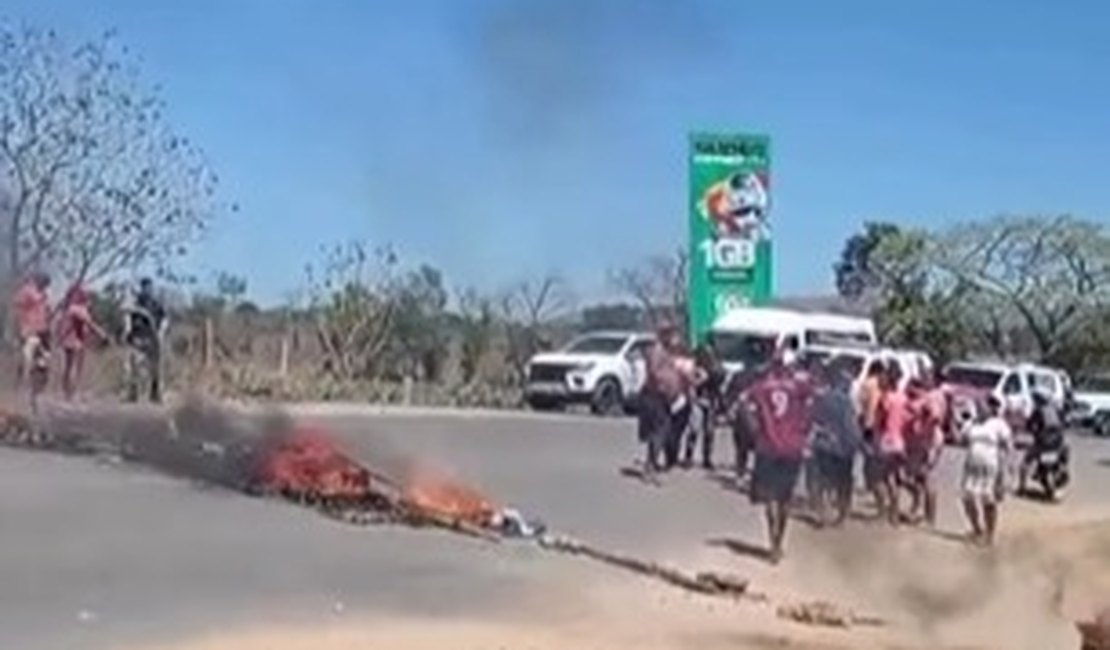 [Vídeo] Moradores do Brivaldo Medeiros fecham rodovia AL-115 em protesto contra falta de água