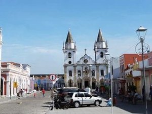 Homem esfaqueia outro durante briga, em Penedo