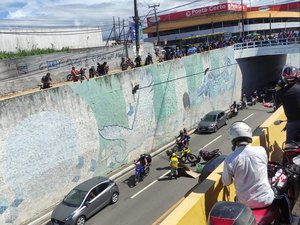 Mulher cai de viaduto e atinge motociclista no bairro do Jacintinho, em Maceió