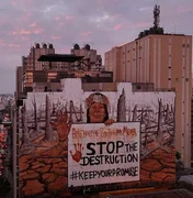 Mural gigante em São Paulo usa cinzas de incêndios em protesto contra desmatamento