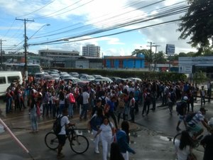 Alunos e motoristas da rede estadual voltam a fechar Fernandes Lima em protesto