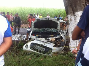 Colisão com árvore deixa uma pessoa morta, em Campo Alegre
