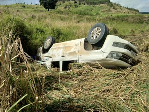 Veículo sai de pista e capota na AL-210 em Capela