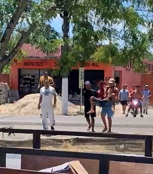 [Vídeo] Antes do clássico, torcedores do CSA e do CRB se enfrentam nas ruas de Maceió