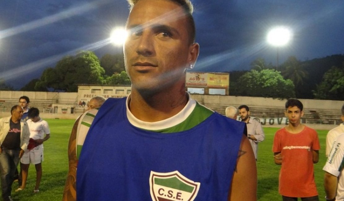 Salgueiro (PE) acerta contratação do atacante Luiz Paulo