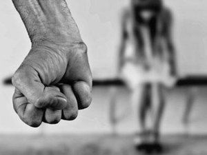 Mãe é presa suspeita de agredir filha após criança quebrar perfume em Maceió