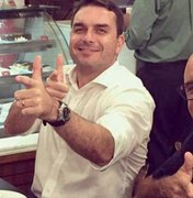 Flávio Bolsonaro lavou até R$ 1,6 milhão em loja de chocolate, diz Ministério Público