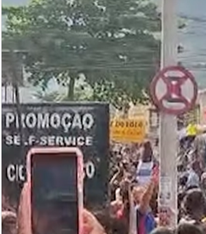 Mc Oruam sobe no teto de ônibus em frente ao presídio onde está Poze do Rodo