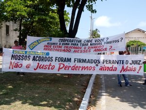 Ex-funcionários da Usina Sinimbú fecham Porto de Maceió durante protesto