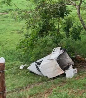 Veículo de aplicativo cai em ribanceira no município de Chã Preta, em Alagoas