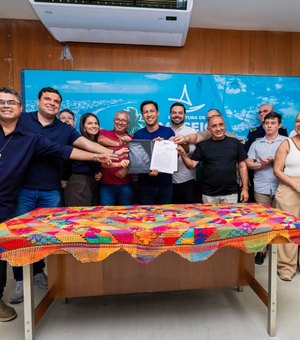 Rodrigo Cunha sanciona pacote de leis que valoriza servidores de Maceió