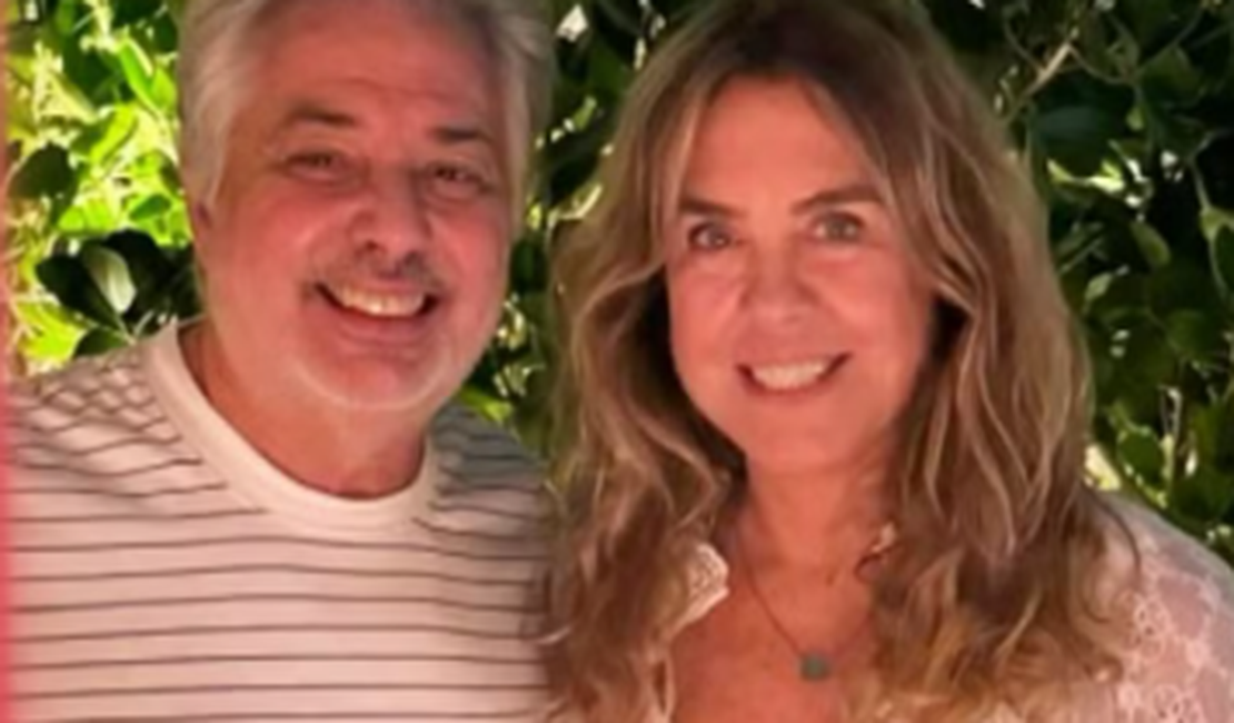 Roberto de Carvalho, viúvo de Rita Lee, posa sorridente ao lado de nova namorada