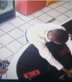 Vídeo mostra momento de assalto em loja de conveniência em Maceió