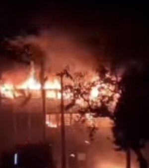 Incêndio de grandes proporções atinge prédio da UFPE em Recife-PE