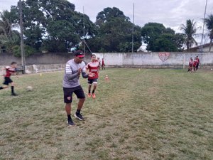 [Vídeo] Ex-jogador Cal ensina o que aprendeu nos gramados para garotos em escolinha de Arapiraca