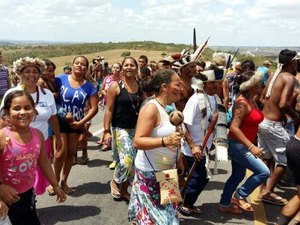 Índios voltam a interditar trechos de rodovias federais em Alagoas